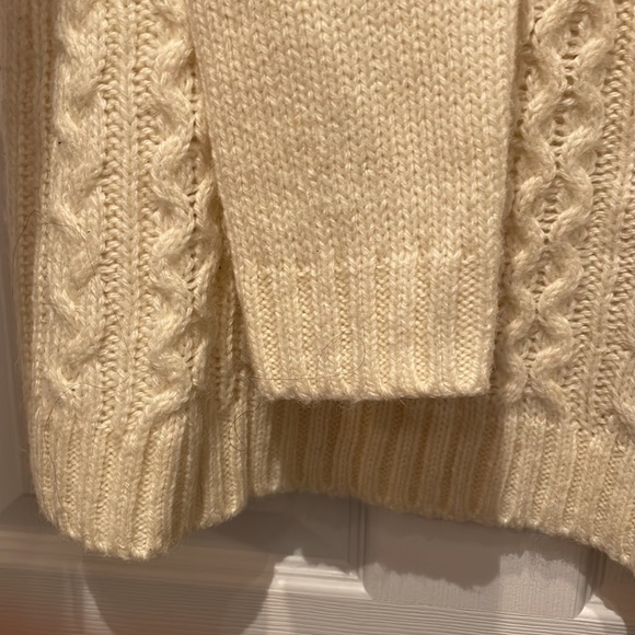 Classic cableknit sweater. A staple for any wardrobe - Picture 4 of 5